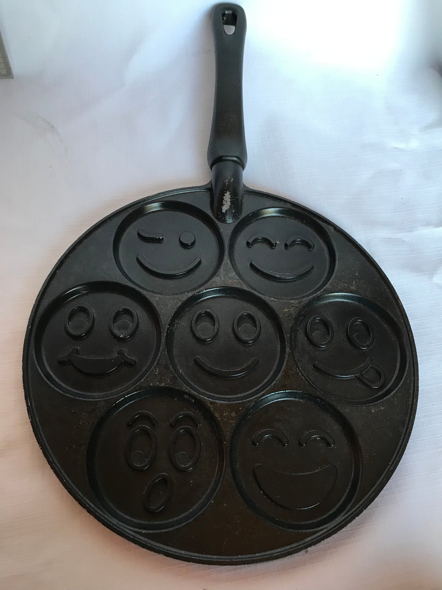 Emoji face pancake pan