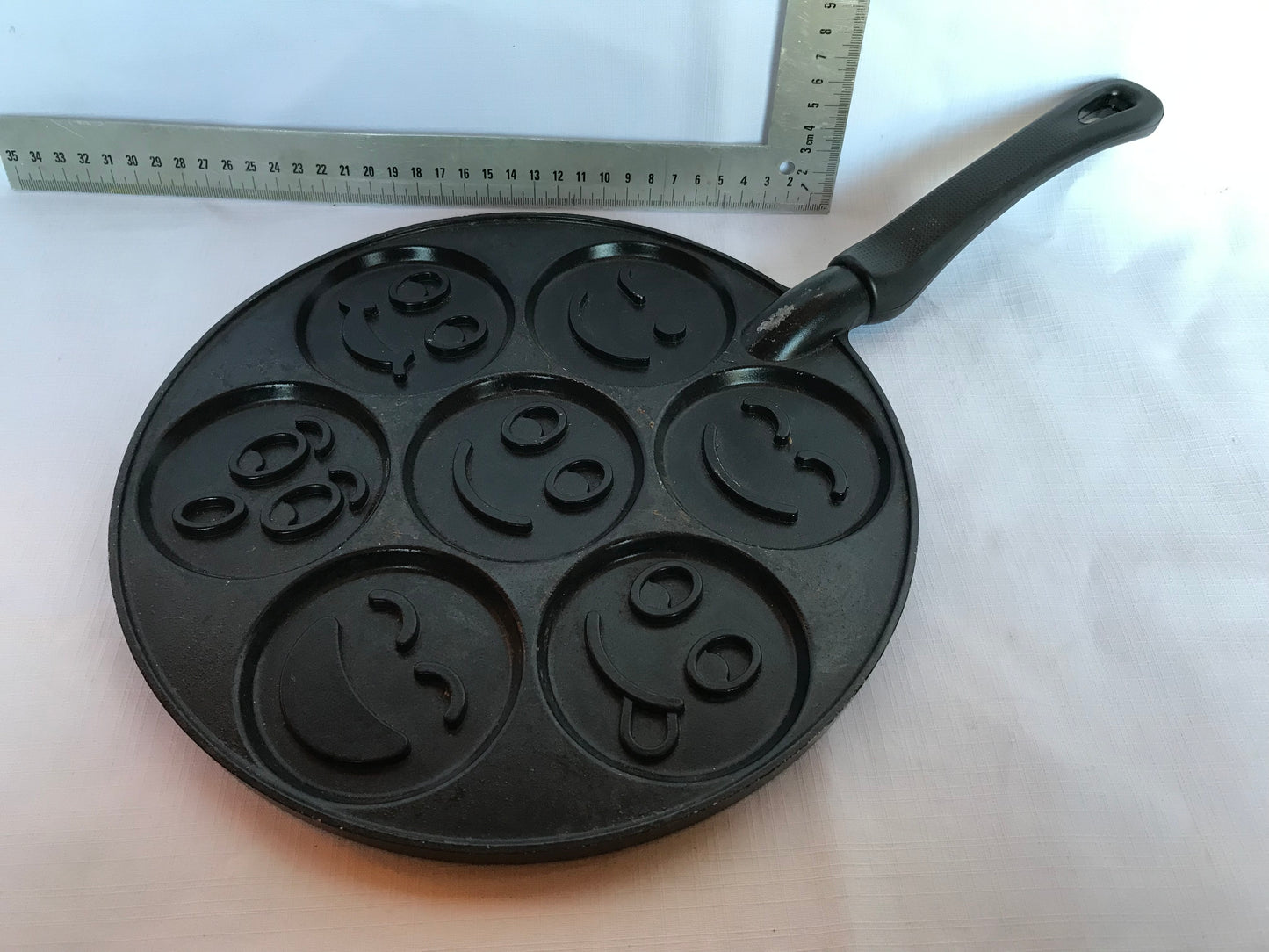 Emoji face pancake pan