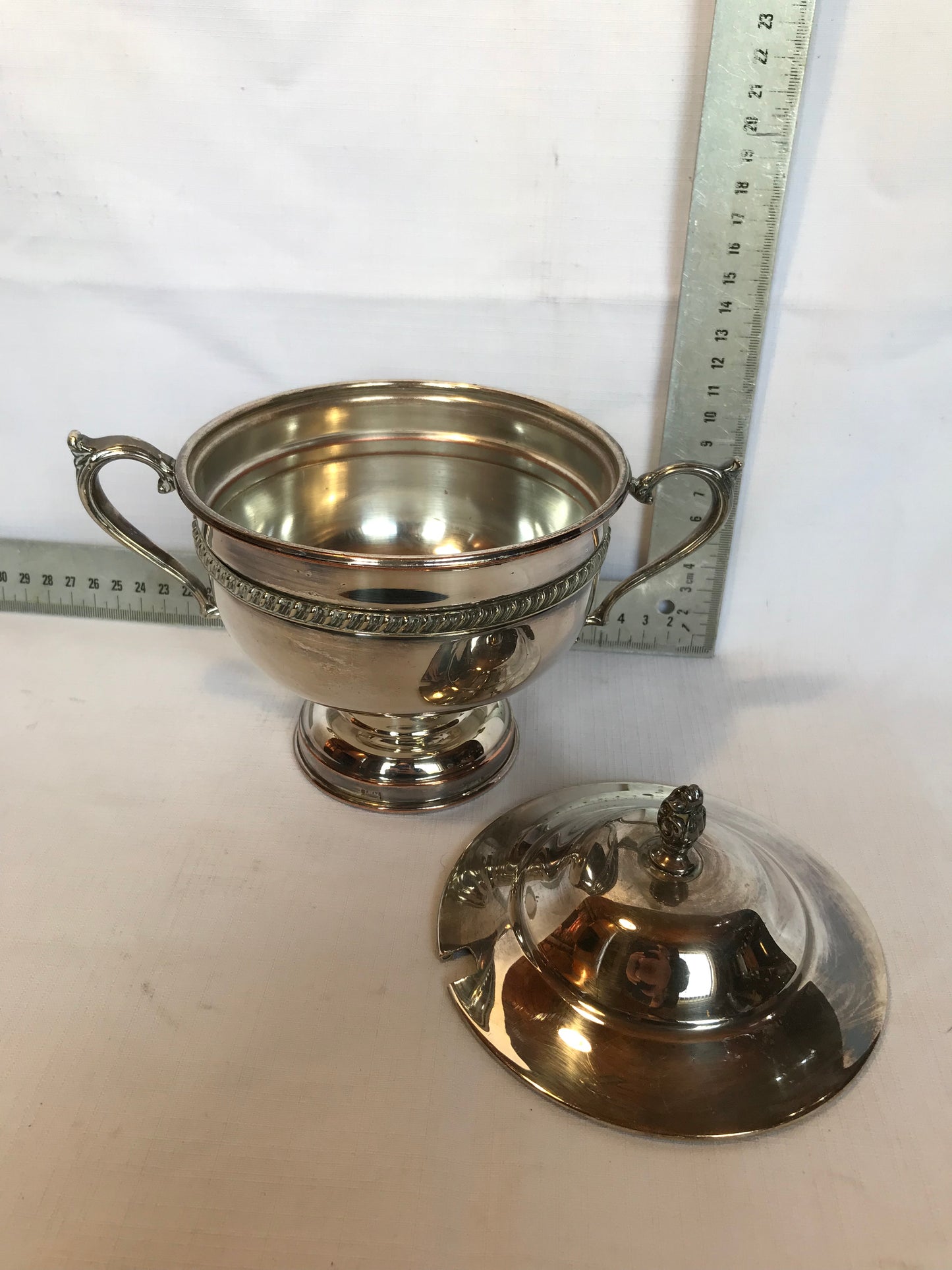 Metal bowl with lid