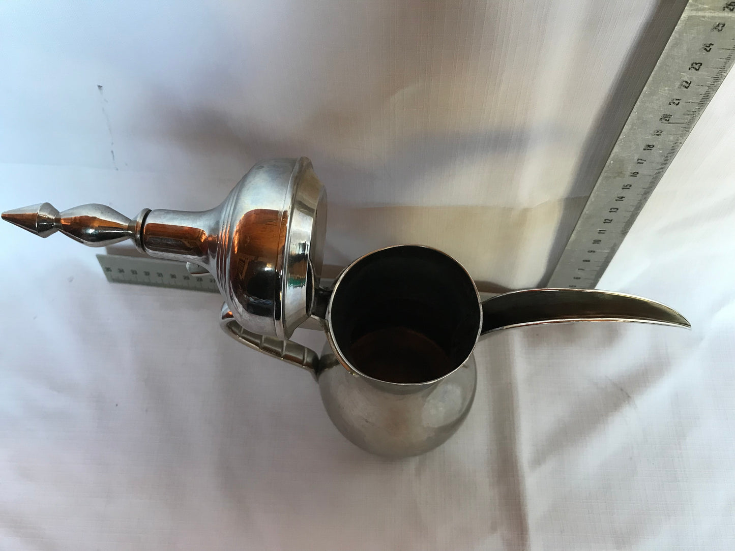 Long curved spout tea pot