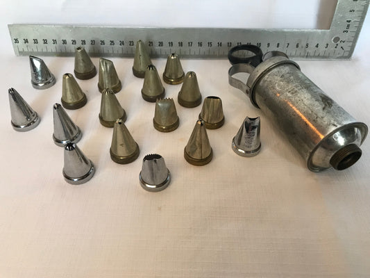Vintage cake piping set