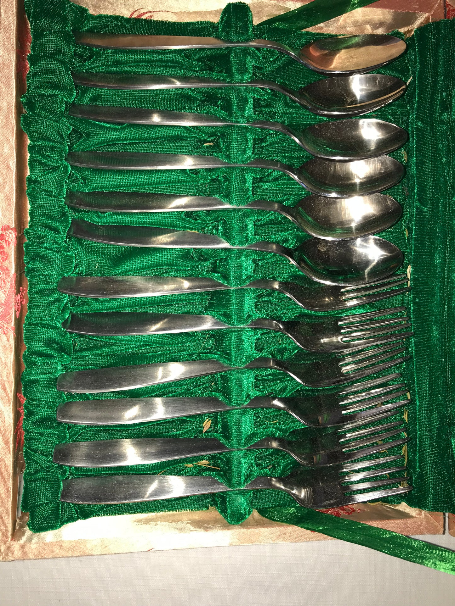 24 Piece cutlery set in box